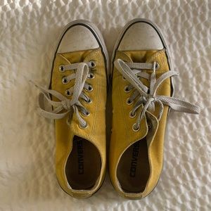 Yellow low top converse